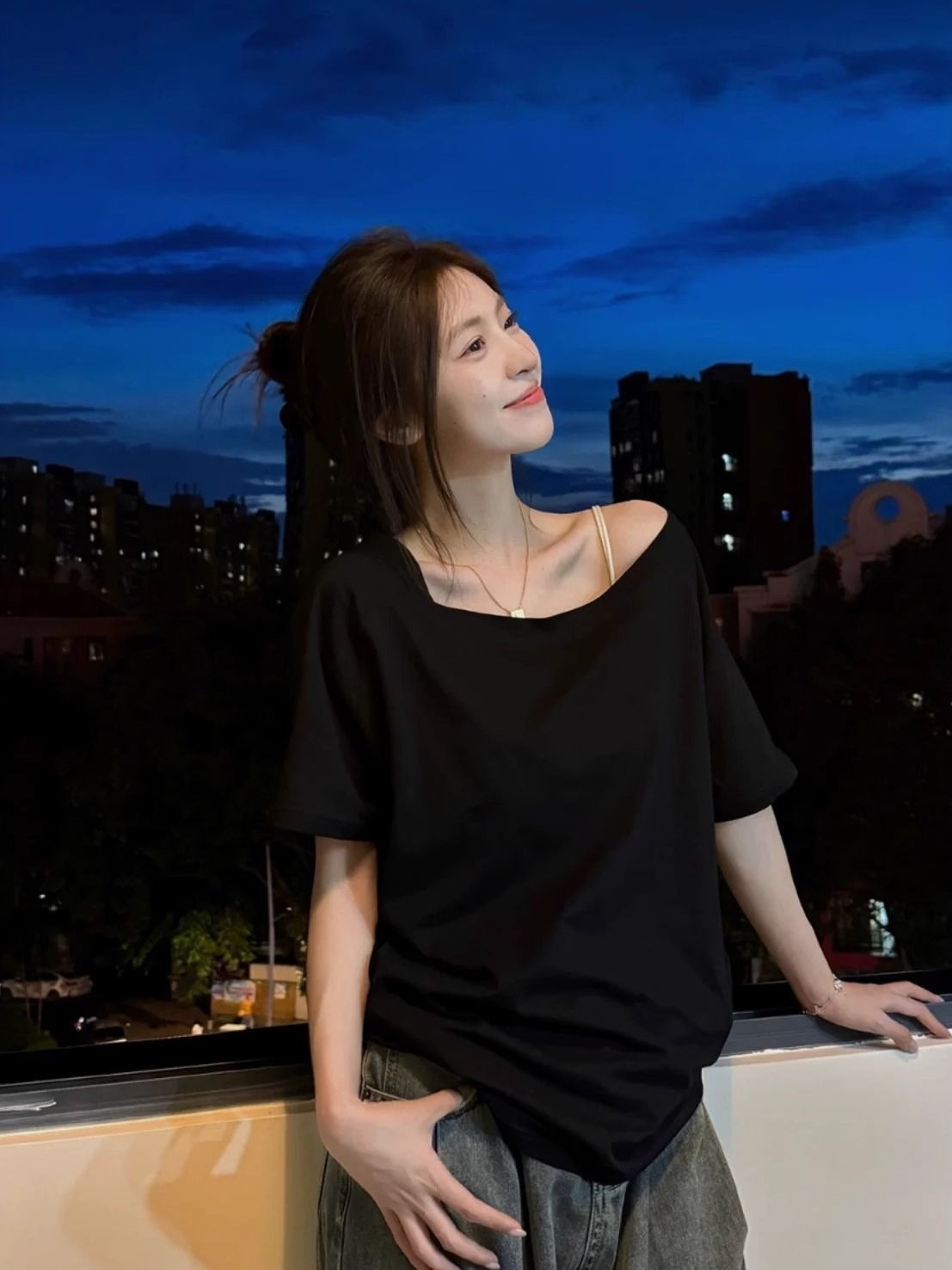 レディース Ｔシャツ オフショルダーＴシャツ オフショルダートップス オフショルＴシャツ トップス カットソー プルオーバー オフショルデザイン 半袖 かわいい 大人可愛い シンプル カジュアル おしゃれ かっこいい こなれ感 ラフ ルーズ 主役級 存在感 抜け感 ナチュラル 無地 春 夏 デート お出かけ リゾート 旅行 海 プール 公園 女子会 休日 ショッピング カフェ お家時間 体型カバー 普段使い 着回し 定番 スタイルアップ スタイリッシュ S M L XL グレー ブラック ネイビーブルー