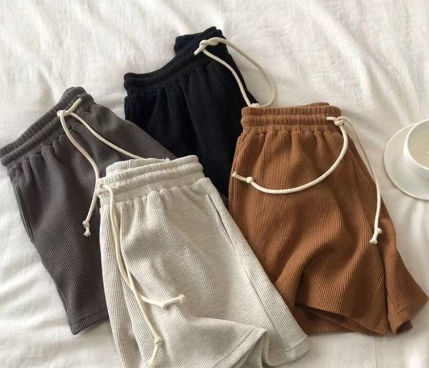 レディース パンツ ボトムス ルームウェア 部屋着 ショートパンツ ワイドパンツ ショート 膝上 フェミニン ポケット ハイウエスト ウエストゴム ドロスト アメカジ 大人可愛い きれいめ シンプル カジュアル 上品 おしゃれ こなれ感 ラフ 抜け感 ベーシック 無地 春 夏 学生 学校 通学 部活 お出かけ お泊まり リゾート 海 ビーチ 公園 休日 ショッピング お家時間 脚長 普段使い 着回し 定番 M L XL 2XL 大きいサイズ ゆったり 黒 ブラック ライトグレー ダークグレー キャラメル