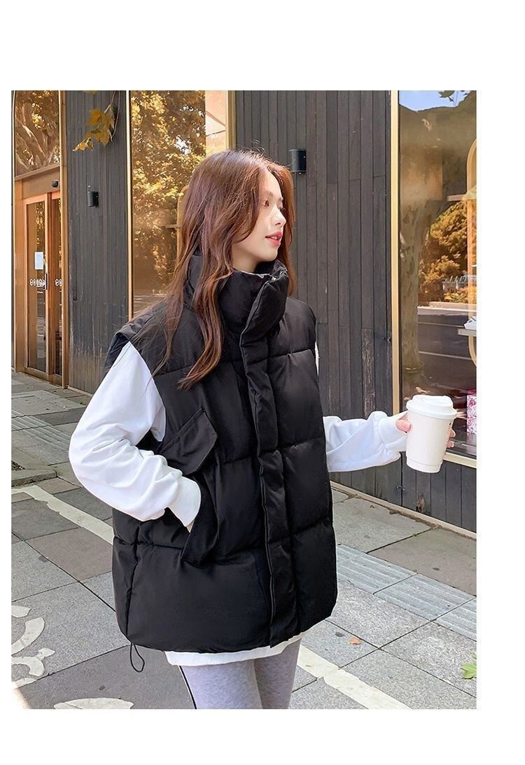 レディース ベスト アウター 羽織 前開き ショート 袖なし ノースリーブ ハイネック オーバーサイズ ファスナー ポケット 2way 大人可愛い シンプル カジュアル おしゃれ こなれ感 個性的 主役級 存在感 抜け感 都会的 無地 春 秋 ロングシーズン ママ 通勤 学生 通学 デート お出かけ 旅行 公園 重ね着 韓国 オルチャン 暖かい 防寒 体型カバー 普段使い レイヤード 流行 インスタ映え 定番 大き