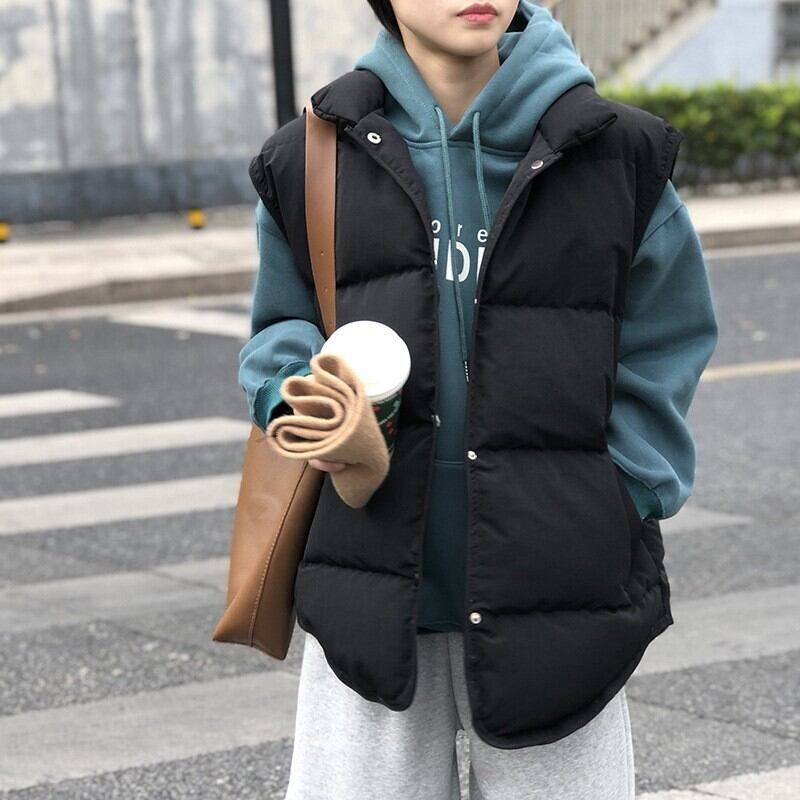 レディース トップス ベスト 上着 羽織 前開き ショート 袖なし ノースリーブ ハイネック ファスナー ポケット 前開き 2way ボタン 大人可愛い シンプル カジュアル おしゃれ こなれ感 ラフ 個性的 主役級 存在感 抜け感 ベーシック ナチュラル 無地 春 秋 ロングシーズン ママ 通勤 通学 デート お出かけ 旅行 重ね着 韓国 オルチャン コーデ 体型カバー 普段使い 着回し レイヤード インスタ映え ゆ