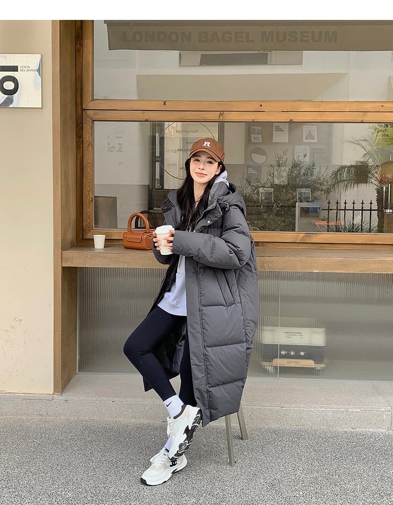 レディース コート ダウン 上着 羽織 前開き 膝下 ロング 長袖 フード ストレート Iライン ポケット 2way ボタン 配色 大人可愛い シンプル カジュアル おしゃれ こなれ感 ラフ 個性的 主役級 存在感 抜け感 都会的 クラシカル ベーシック ナチュラル 無地 秋 冬 ロングシーズン 男女兼用 ユニセックス ママ 通勤 通学 デート お出かけ 旅行 公園 韓国 オルチャン 楽ちん 暖かい 防寒 プチプラ 普段使い インスタ映