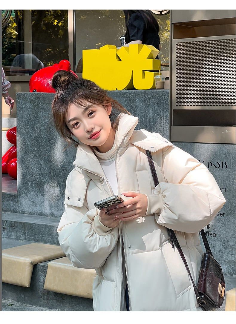 レディース トップス コート ダウン 上着 羽織 前開き 膝下 ロング 長袖 ハイネック ノーカラー フード ストレート Iライン オーバーサイズ ファスナー ポケット 前開き 2way 大人可愛い シンプル カジュアル おしゃれ 個性的 主役級 存在感 抜け感 無地 秋 冬 ロングシーズン ママ 通勤 通学 デート お出かけ 旅行 重ね着 韓国 オルチャン コーデ 体型カバー 普段使い レイヤード インスタ映え