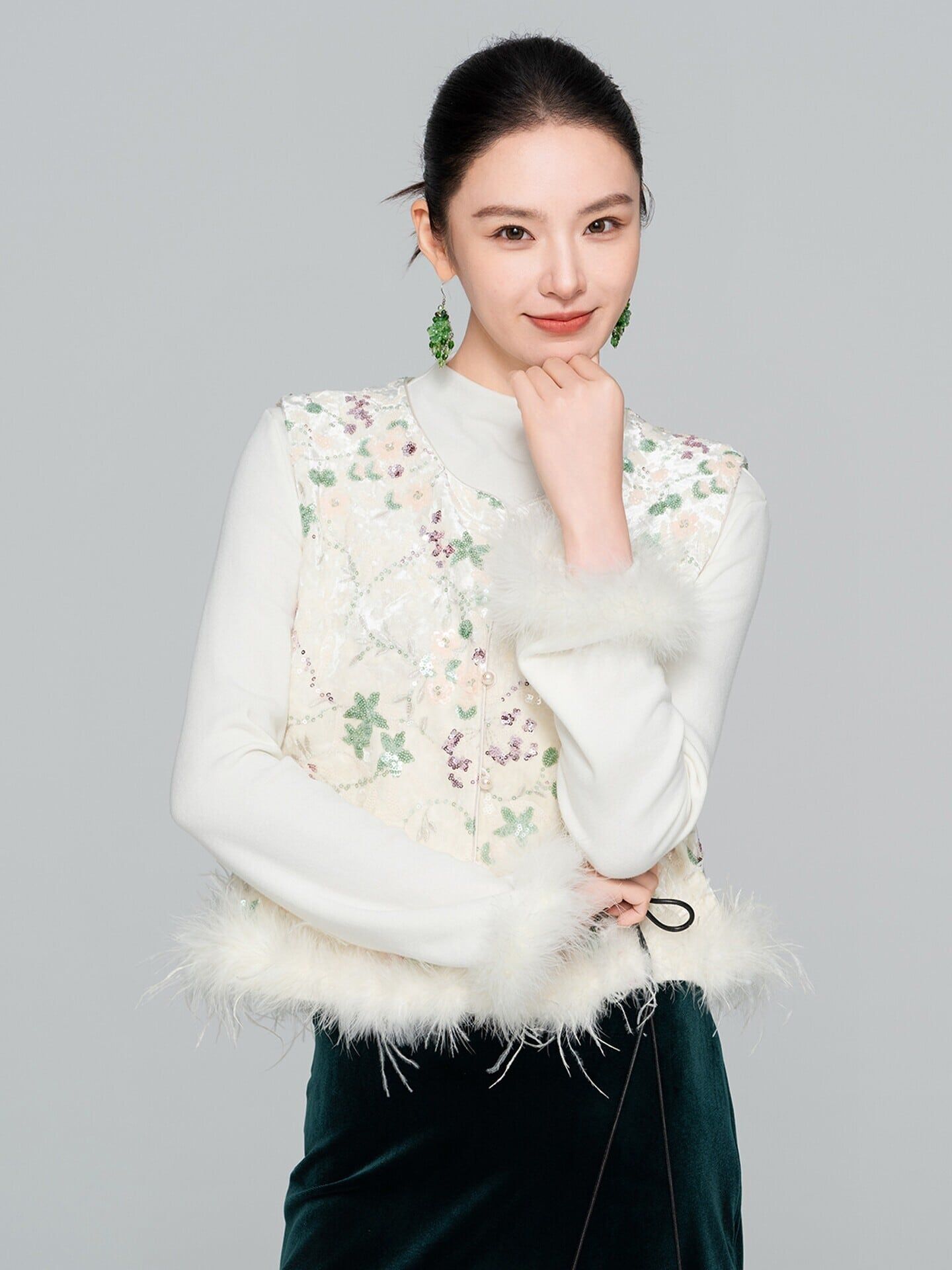 レディース トップス ベスト 上着 羽織 ショート 袖なし ノースリーブ ラウンドネック ストレート Iライン 前開き ボタン ファー フェイクファー ビジュー きれいめ 上品 おしゃれ エスニック エキゾチック こなれ感 クール 主役級 存在感 抜け感 都会的 花柄 フラワー 春 秋 ロングシーズン 発表会 母の日 ママ デート お出かけ パーティー イベント 旅行 女子会 合コン 重ね着 韓国 オルチャン コーデ 普段使い 着回し