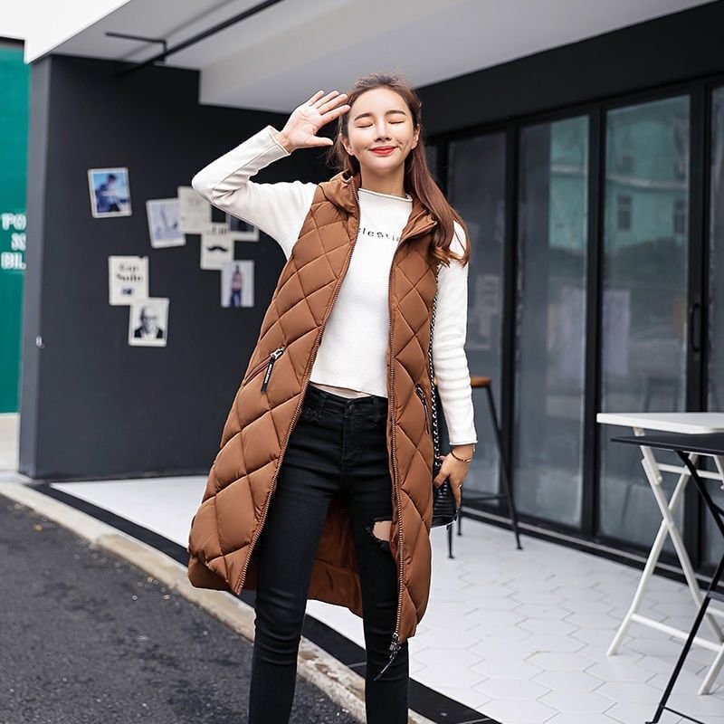 レディース トップス ベスト ダウン アウター 上着 羽織 膝下 ロング 袖なし ノースリーブ ハイネック フード ストレート Iライン ファスナー ポケット 前開き 大人可愛い シンプル カジュアル おしゃれ こなれ感 個性的 主役級 存在感 都会的 無地 春 秋 ママ 通勤 通学 デート お出かけ 旅行 公園 重ね着 韓国 オルチャン 暖かい 防寒 普段使い 着回し レイヤード インスタ映え 大きいサイ