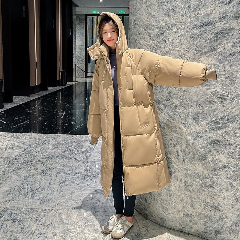 レディース トップス コート ダウン 上着 羽織 前開き 膝下 ロング 長袖 ハイネック ノーカラー フード ストレート Iライン オーバーサイズ ファスナー ポケット 前開き 2way 大人可愛い シンプル カジュアル おしゃれ 個性的 主役級 存在感 抜け感 無地 秋 冬 ロングシーズン ママ 通勤 通学 デート お出かけ 旅行 重ね着 韓国 オルチャン コーデ 体型カバー 普段使い レイヤード インスタ映え