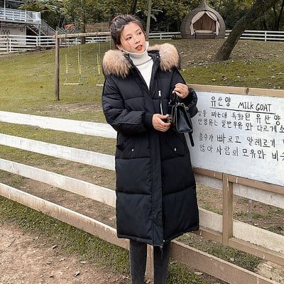 レディース コート ダウン アウター 羽織 前開き ダウンコート 膝下 ミモレ 長袖 ハイネック フード ストレート Iライン ファスナー ポケット 2way ファー フェイクファー 大人可愛い シンプル カジュアル おしゃれ こなれ感 個性的 主役級 存在感 抜け感 無地 秋 冬 ロングシーズン ママ 通勤 通学 デート お出かけ 旅行 公園 韓国 オルチャン 暖かい 防寒 体型カバー 普段使い 流行 インスタ映え 定番
