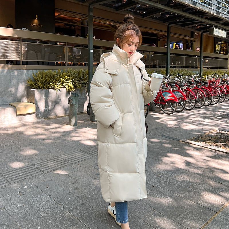 レディース トップス コート ダウン 上着 羽織 前開き 膝下 ロング 長袖 ハイネック ノーカラー フード ストレート Iライン オーバーサイズ ファスナー ポケット 前開き 2way 大人可愛い シンプル カジュアル おしゃれ 個性的 主役級 存在感 抜け感 無地 秋 冬 ロングシーズン ママ 通勤 通学 デート お出かけ 旅行 重ね着 韓国 オルチャン コーデ 体型カバー 普段使い レイヤード インスタ映え