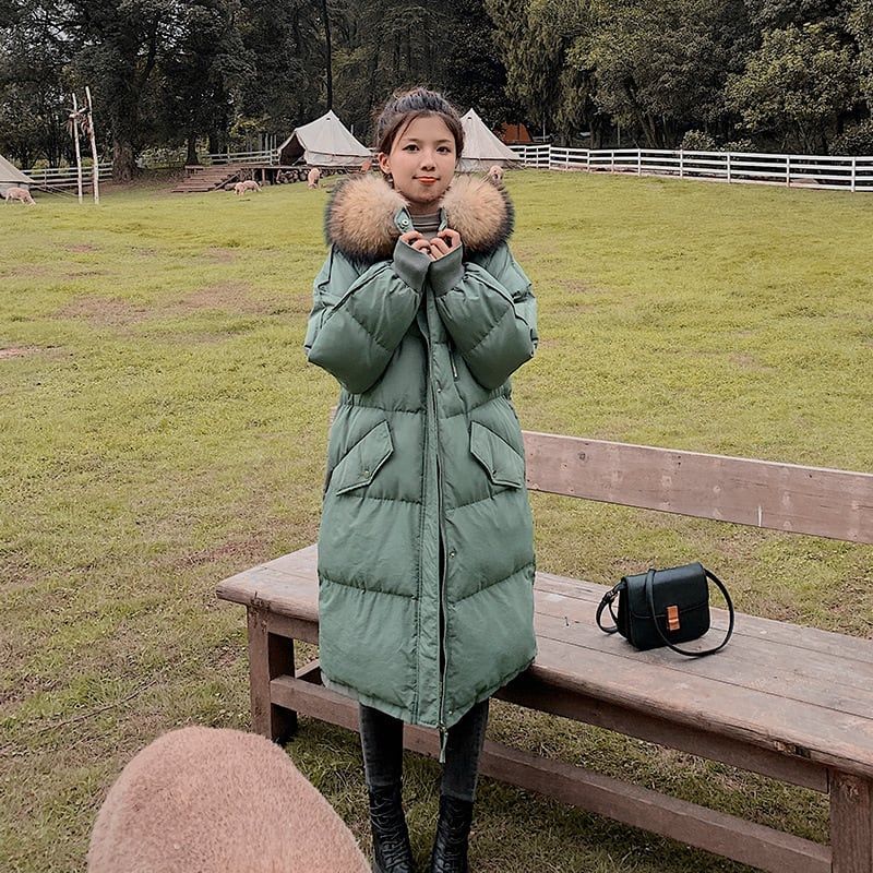レディース コート ダウン アウター 羽織 前開き ダウンコート 膝下 ミモレ 長袖 ハイネック フード ストレート Iライン ファスナー ポケット 2way ファー フェイクファー 大人可愛い シンプル カジュアル おしゃれ こなれ感 個性的 主役級 存在感 抜け感 無地 秋 冬 ロングシーズン ママ 通勤 通学 デート お出かけ 旅行 公園 韓国 オルチャン 暖かい 防寒 体型カバー 普段使い 流行 インスタ映え 定番