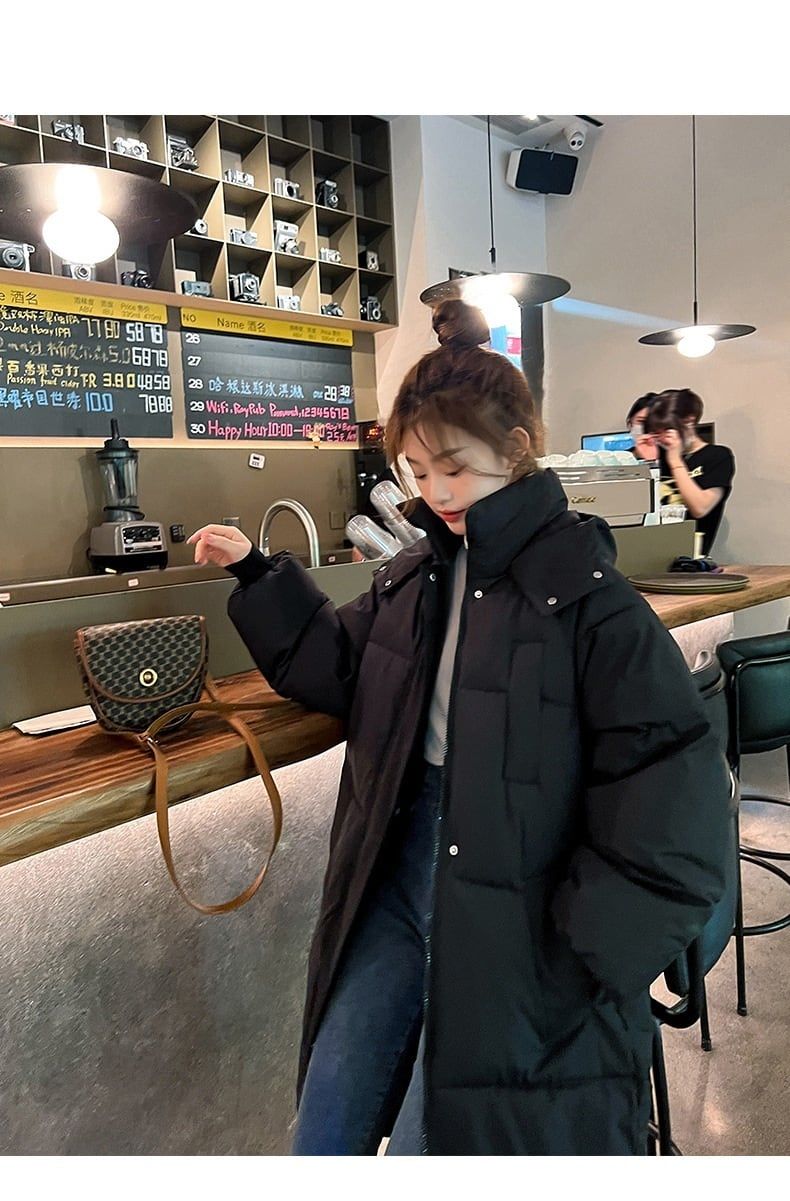 レディース トップス コート ダウン 上着 羽織 前開き 膝下 ロング 長袖 ハイネック ノーカラー フード ストレート Iライン オーバーサイズ ファスナー ポケット 前開き 2way 大人可愛い シンプル カジュアル おしゃれ 個性的 主役級 存在感 抜け感 無地 秋 冬 ロングシーズン ママ 通勤 通学 デート お出かけ 旅行 重ね着 韓国 オルチャン コーデ 体型カバー 普段使い レイヤード インスタ映え