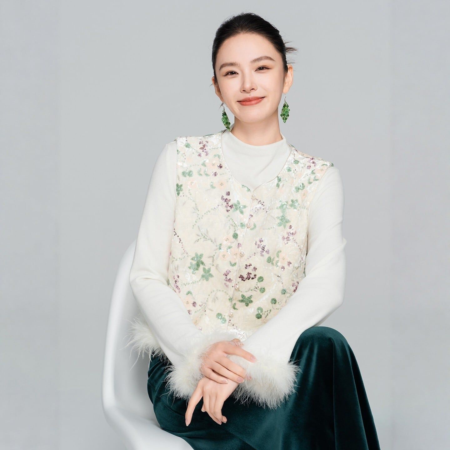 レディース トップス ベスト 上着 羽織 ショート 袖なし ノースリーブ ラウンドネック ストレート Iライン 前開き ボタン ファー フェイクファー ビジュー きれいめ 上品 おしゃれ エスニック エキゾチック こなれ感 クール 主役級 存在感 抜け感 都会的 花柄 フラワー 春 秋 ロングシーズン 発表会 母の日 ママ デート お出かけ パーティー イベント 旅行 女子会 合コン 重ね着 韓国 オルチャン コーデ 普段使い 着回し