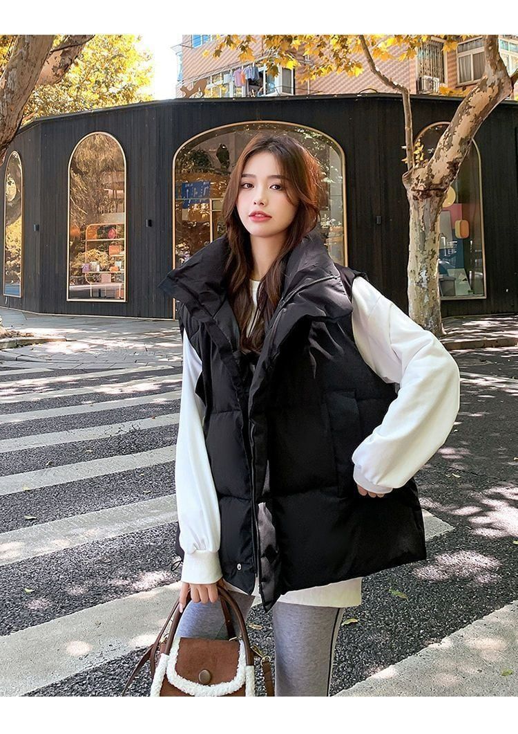 レディース ベスト アウター 羽織 前開き ショート 袖なし ノースリーブ ハイネック オーバーサイズ ファスナー ポケット 2way 大人可愛い シンプル カジュアル おしゃれ こなれ感 個性的 主役級 存在感 抜け感 都会的 無地 春 秋 ロングシーズン ママ 通勤 学生 通学 デート お出かけ 旅行 公園 重ね着 韓国 オルチャン 暖かい 防寒 体型カバー 普段使い レイヤード 流行 インスタ映え 定番 大き