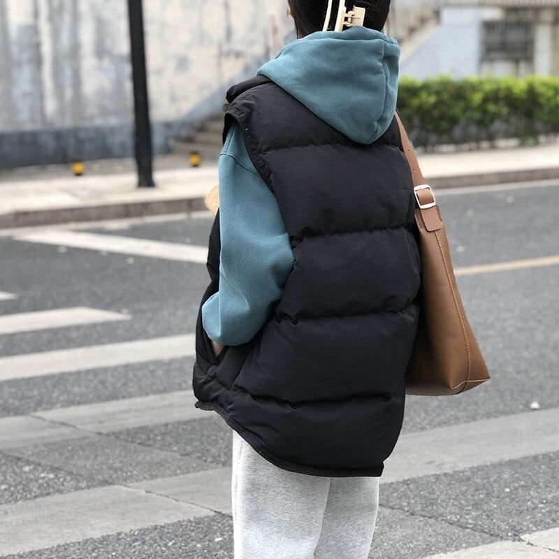 レディース トップス ベスト 上着 羽織 前開き ショート 袖なし ノースリーブ ハイネック ファスナー ポケット 前開き 2way ボタン 大人可愛い シンプル カジュアル おしゃれ こなれ感 ラフ 個性的 主役級 存在感 抜け感 ベーシック ナチュラル 無地 春 秋 ロングシーズン ママ 通勤 通学 デート お出かけ 旅行 重ね着 韓国 オルチャン コーデ 体型カバー 普段使い 着回し レイヤード インスタ映え ゆ