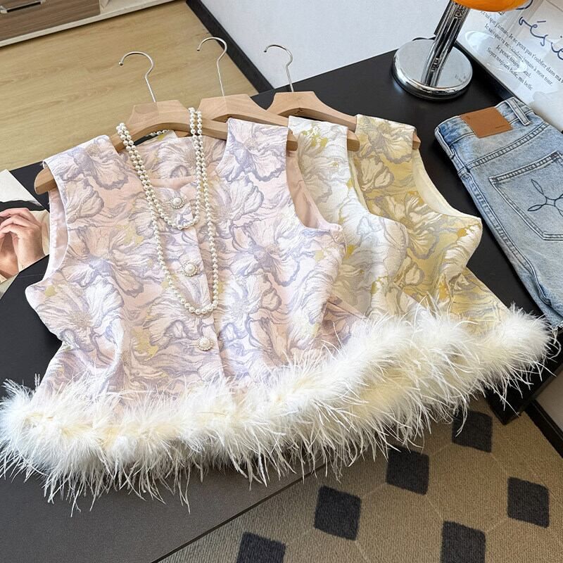 レディース トップス ベスト 上着 ショート 袖なし ノースリーブ ラウンドネック ストレート Iライン 前開き 2way ボタン ファー フェイクファー 大人可愛い きれいめ おしゃれ こなれ感 主役級 存在感 ラグジュアリー 花柄 フラワー 春 秋 ロングシーズン 発表会 母の日 授業参観 ママ デート お出かけ パーティー イベント 旅行 合コン 重ね着 オルチャン コーデ 普段使い 着回し レイヤード モテ インスタ映え