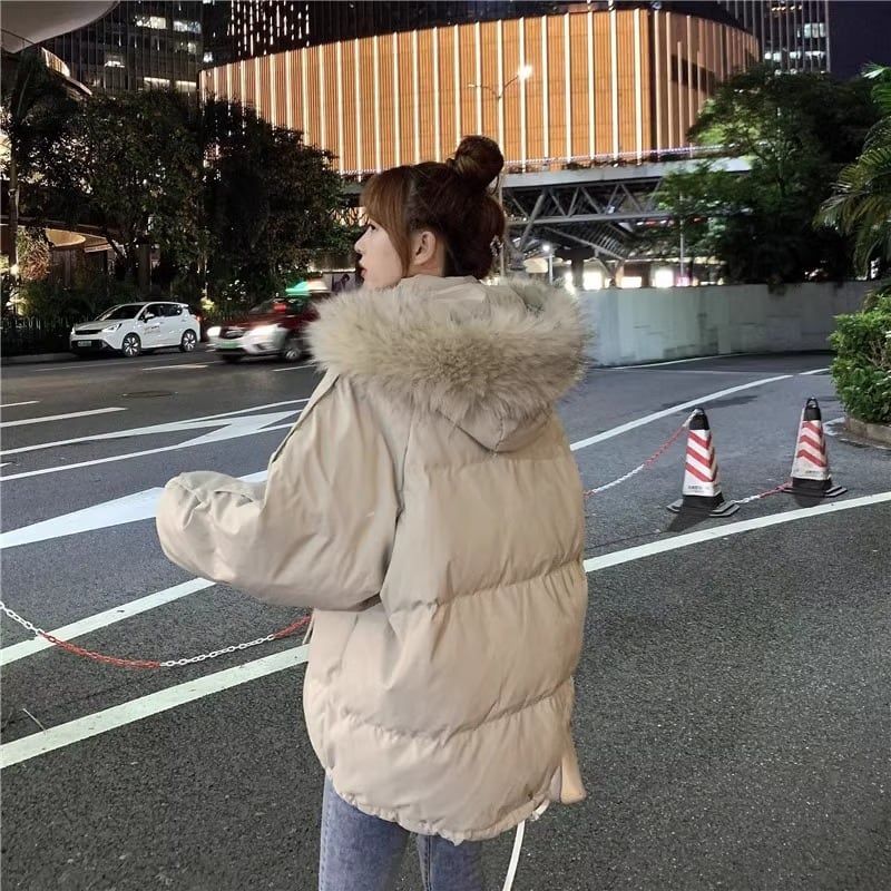 レディース コート ダウン 上着 羽織 前開き ショート 長袖 ドロップショルダー フード オーバーサイズ ファスナー ポケット ファー フェイクファー シンプル カジュアル おしゃれ こなれ感 ラフ 個性的 主役級 存在感 抜け感 都会的 クラシカル ベーシック ナチュラル 無地 秋 冬 ロングシーズン ママ 通勤 通学 デート お出かけ 旅行 公園 韓国 オルチャン 楽ちん 暖かい 防寒 体型カバー 普段使い 流行 インスタ映え 定