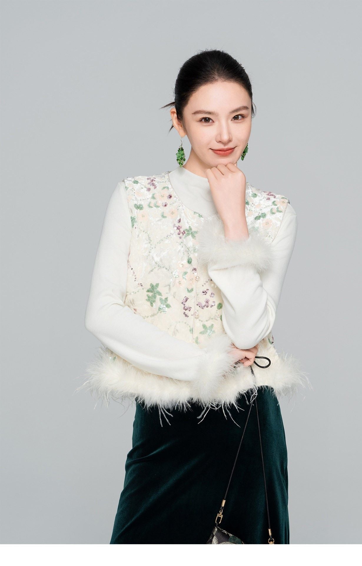 レディース トップス ベスト 上着 羽織 ショート 袖なし ノースリーブ ラウンドネック ストレート Iライン 前開き ボタン ファー フェイクファー ビジュー きれいめ 上品 おしゃれ エスニック エキゾチック こなれ感 クール 主役級 存在感 抜け感 都会的 花柄 フラワー 春 秋 ロングシーズン 発表会 母の日 ママ デート お出かけ パーティー イベント 旅行 女子会 合コン 重ね着 韓国 オルチャン コーデ 普段使い 着回し